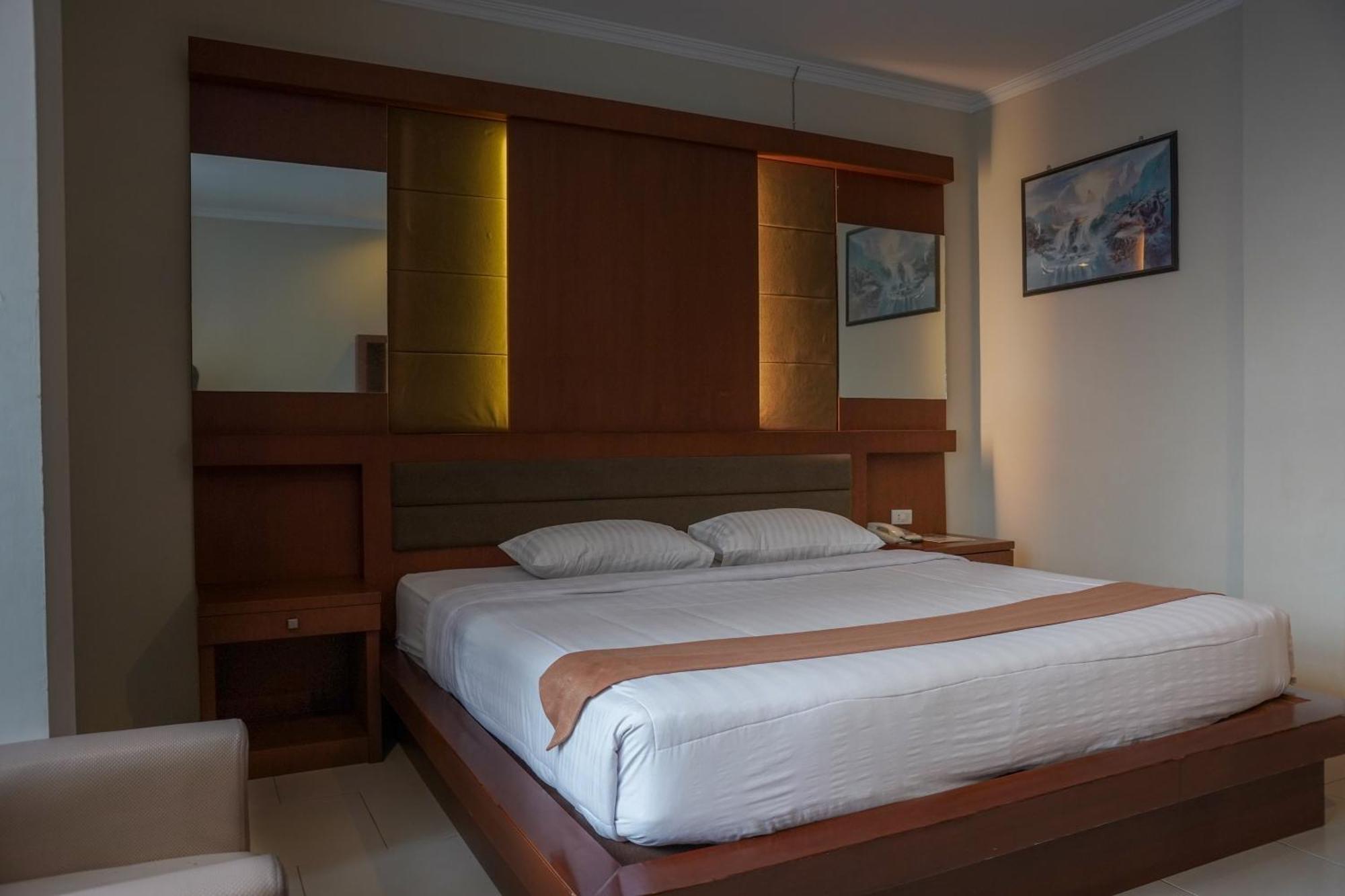 Arinas Hotel Bandar Lampung Bagian luar foto