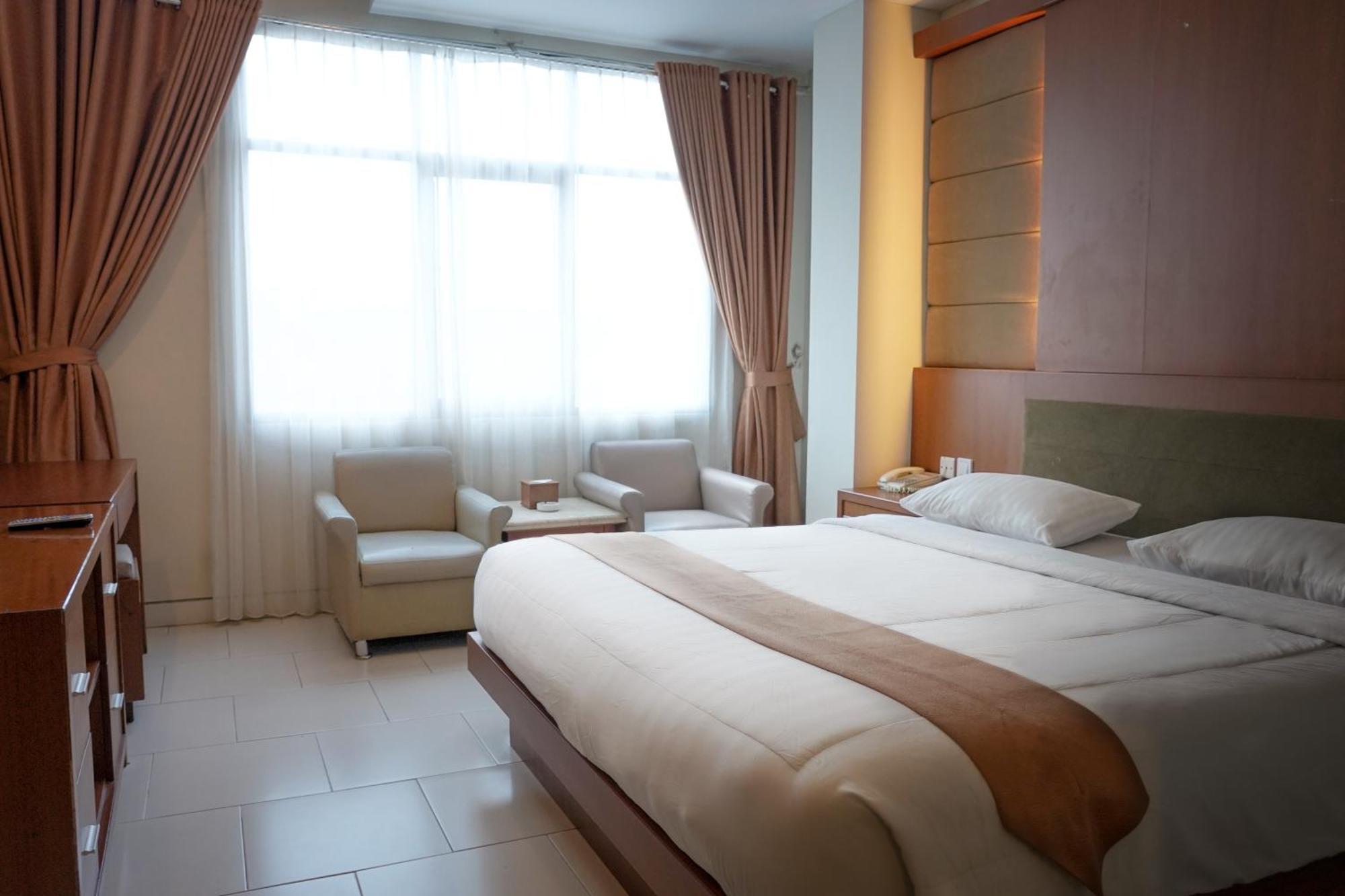 Arinas Hotel Bandar Lampung Bagian luar foto